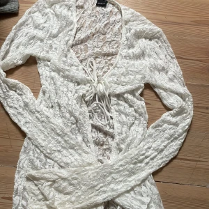 Vit spetskofta från Gina Tricot - Säljer en snygg vit spetskofta från Gina Tricot i storlek XS. Knappt använd💓