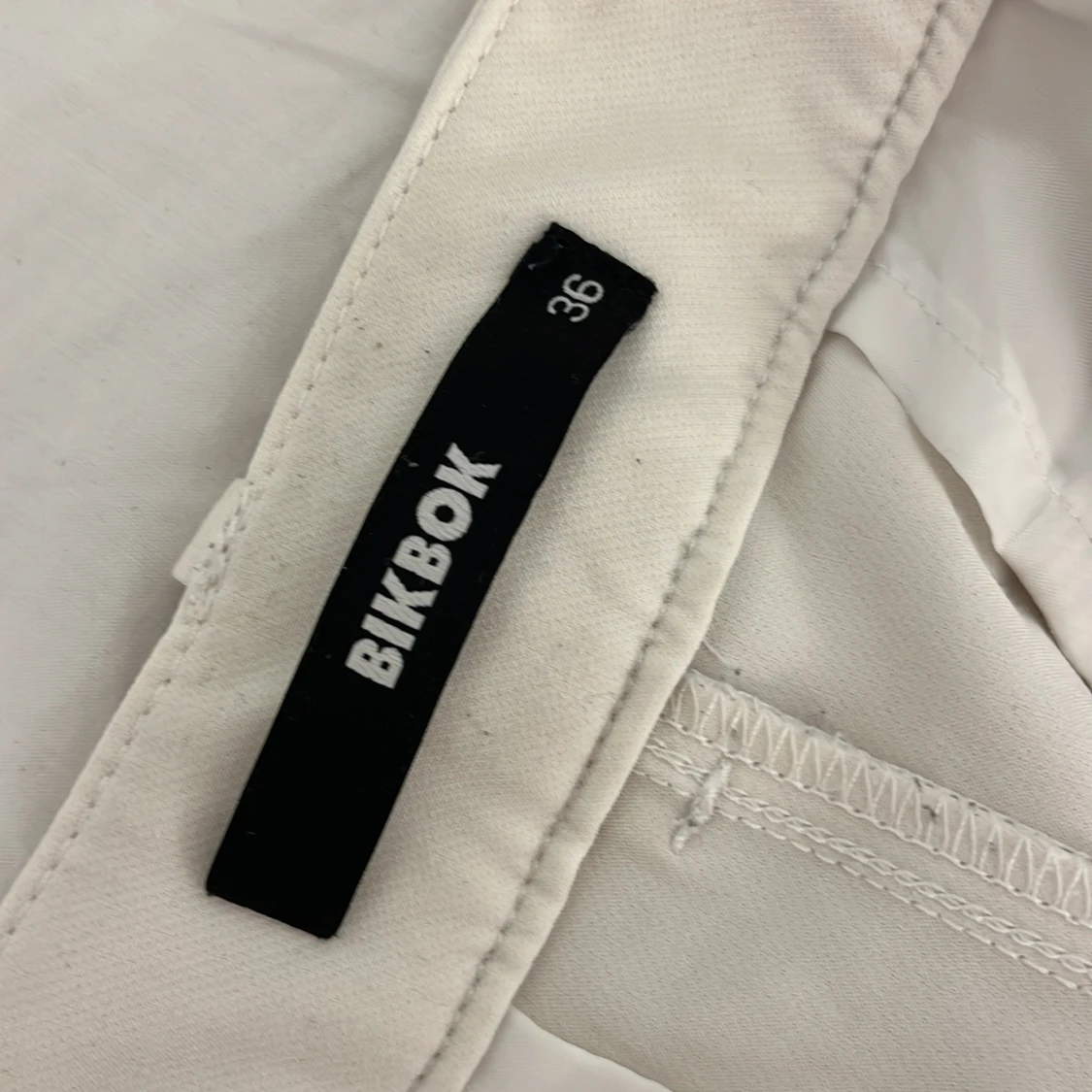 Vita lågmidjade bootcut byxor från Bik Bok - 1