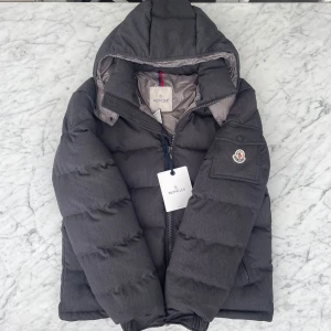 Moncler montgenevre  - Säljer nu denna skit snygga Moncler montgenevre jackan i storlek 2/M till ett sjukt bra pris. alla tags på bilderna följer med. Alla QR kod och NFC scans fungerar som vanligt. Skick 9/10 Använd fåtal gånger. Nypris runt 23 tusen. Tveka inte att höra av dig vid minsta lilla intresse. OBS priset är inte hugget i sten. MVH Filip