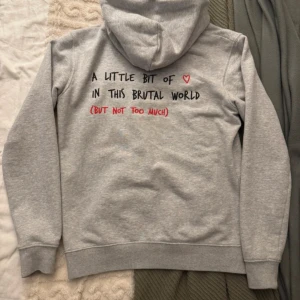 Grå hoodie från Mira Paris - Mira Paris hoodie - ”A little bit of ❤️ in this brutal world, but not to much” grå hoodie. Nypris 1500 ☺️ använd max 2 gånger sammanlagt. Dam storlek S
