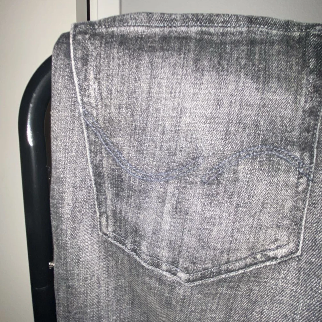 Grå jeans med slitningar - 3