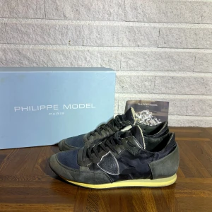 Philippe Model sko - Ett snyggt par Philippe model runners. Bra skick på skon och storlek 43 men kan även passa 44.inget og tillkommer 1