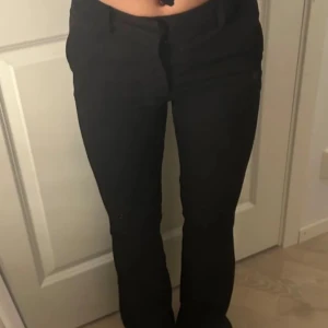 Svarta kostymbyxor  - Snygga svarta byxor med en tight passform. Perfekta för en stilren look. De har en låg midja och är gjorda i ett bekvämt material. I storlek 40 men passar mig som har S i byxor, midwaisted men blir lite low om man är en xs/xxs