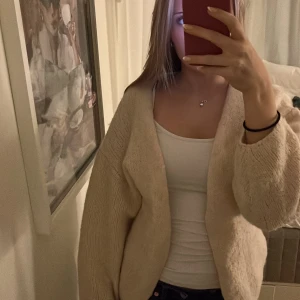 Beige stickad kofta - Mysig beige stickad kofta med lång ärm. 