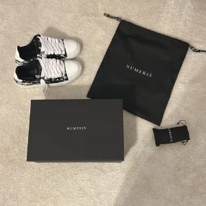 Svartvita sneakers - Snygga svartvita sneakers med ett unikt mönster. Skorna har en klassisk snörning och en stilren design som passar perfekt för en trendig look. De levereras med originalförpackning och en praktisk förvaringspåse. Nypris 2734 med frakt. Tar över en månad att få. Har flera skor därav så säljer jag dessa. Priset är inte hugget i sten. Har använt ganska mycket därav pris men är i ett mycket bra skick. Kommer med extra snören och alla andra tillbehör. Sista bilden är hur den ser ut nu den bhvr rengörs
