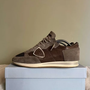 Philippe Model  - Säljer nu dessa riktigt fräscha Philippe model trainers i storlek 42. Dom är i extremt bra skick och man får med både låda och en dustbag. Dessa skorna är perfekta om du söker ett par bekväma skor som går att använda under vilken tid på året som helst. Nypris: ca 3200.✌🏻❤️