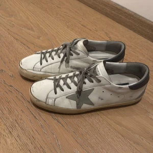 Golden Goose - Säljer mina Golden Goose sneakers inköpta juli 2024 i Bari Italien. Kvitto och original låda finns! Lite slitna på underdelen men inga hål. I använt skick och på utsidan är de riktigt fräscha. Skriv gärna vid flera funderingar 
