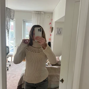 Beige stickad polotröja - Säljer en mysig beige stickad polotröja som passar perfekt till hösten och vintern 🍂🍁💗 Tröjan är tillverkad av 80% ull, vilket gör den både varm och bekväm 💕