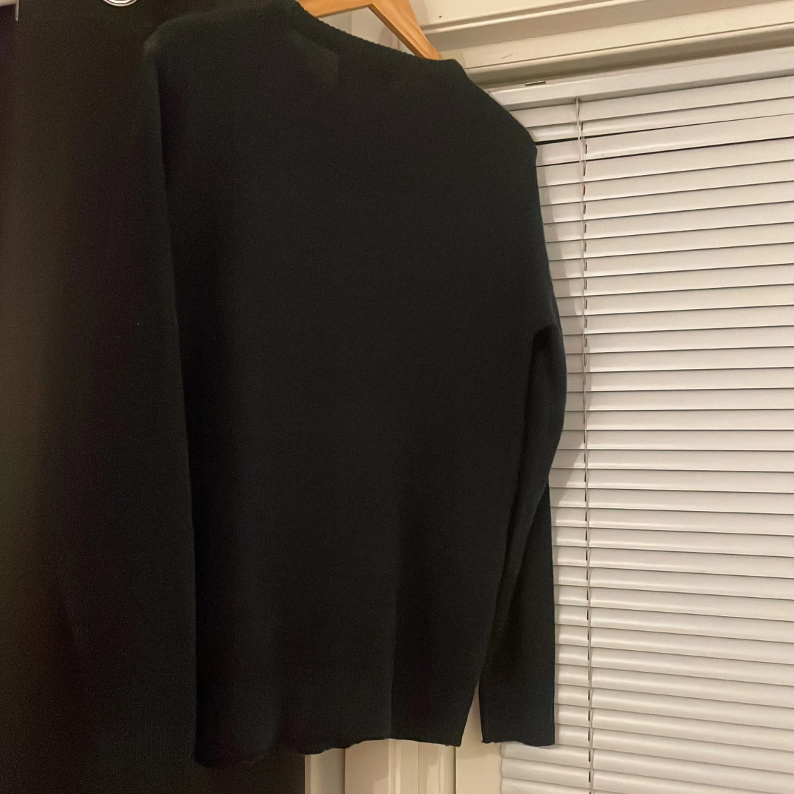 Svart jultröja med renmotiv - 1