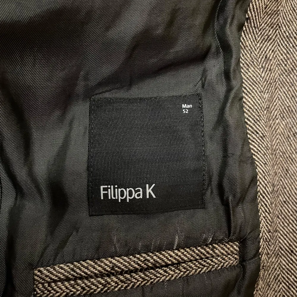 Hej! Jag säljer nu min Filipa K kavaj som är i fint skick. Den är perfekt att ha till fest och till vardagen! Jag rekommenderar denna starkt! Jag säljer den nu för endast 499kr när nypris ligger någonstans mellan 2950-6000kr. Den är i storlek 52 vilket motsvarar L i vanliga kläder. Hör av dig vid frågor!. Puvut & Bleiserit.