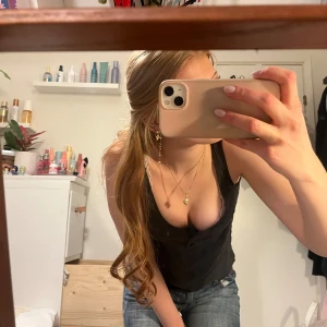 Svart ärmlös topp - Snygg svart ärmlös topp med knappar framtill. Perfekt för en stilren look. Passar bra till jeans eller kjol.