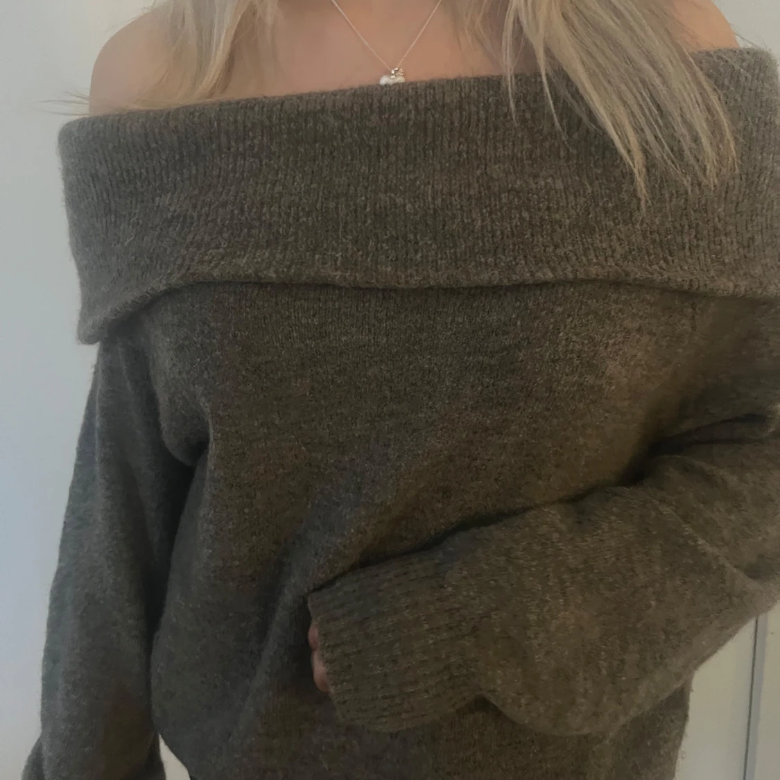 Brun offshoulder stickad tröja - 2