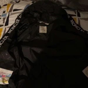 Moncler windbreaker - 1•1,En ny men lite använt moncler windbreaker, den är bra för vinden och regnet och den e väldig stilig och den är i storlek M med Scan som fungerar
