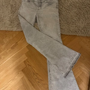 Grå bootcut jeans - Snygga grå bootcut jeans med låg/mid midja.  Älskar dom här jeansen men dom är för små. Har flera par av Lois jeans och det är dom absolut skönaste. Använda typ 6 gånger kanske. Jättelånga. Nypris 1200kr. Storlek W30 L32! 