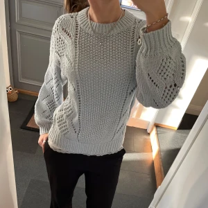 Blå stickad tröja  - Blå stickad tröja från Pieces i storlek M, passar även S. Fint skick. Använd gärna köp nu!