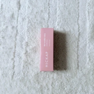 HICKAP Lip + Blush Stick 🩷🤍 - Ett helt nytt HICKAP Lip + Blush Stick i färgen ”CORALICIOUS”! Nypris 229kr! FÖRST TILL KVARN!🤍🩷(BUNDLERABATT VID KÖP AV FLER ARTIKLAR!)