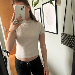 Beige topp från pull&bear - Säljer denna beiga toppen från pull&bear! Använd fåtal gånger så är i jättebra skick🫶🏻 Den är i storlek s men passar även xs! Säljer också en matchande lång kjol till toppen!