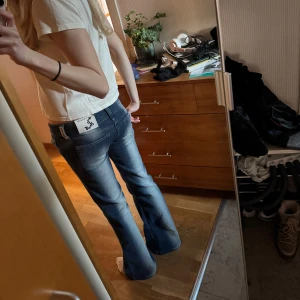 Lågmidjade bootcut jeans - Intressekoll på dessa skit snygga och populära blå bootcut jeans med låg midja. 