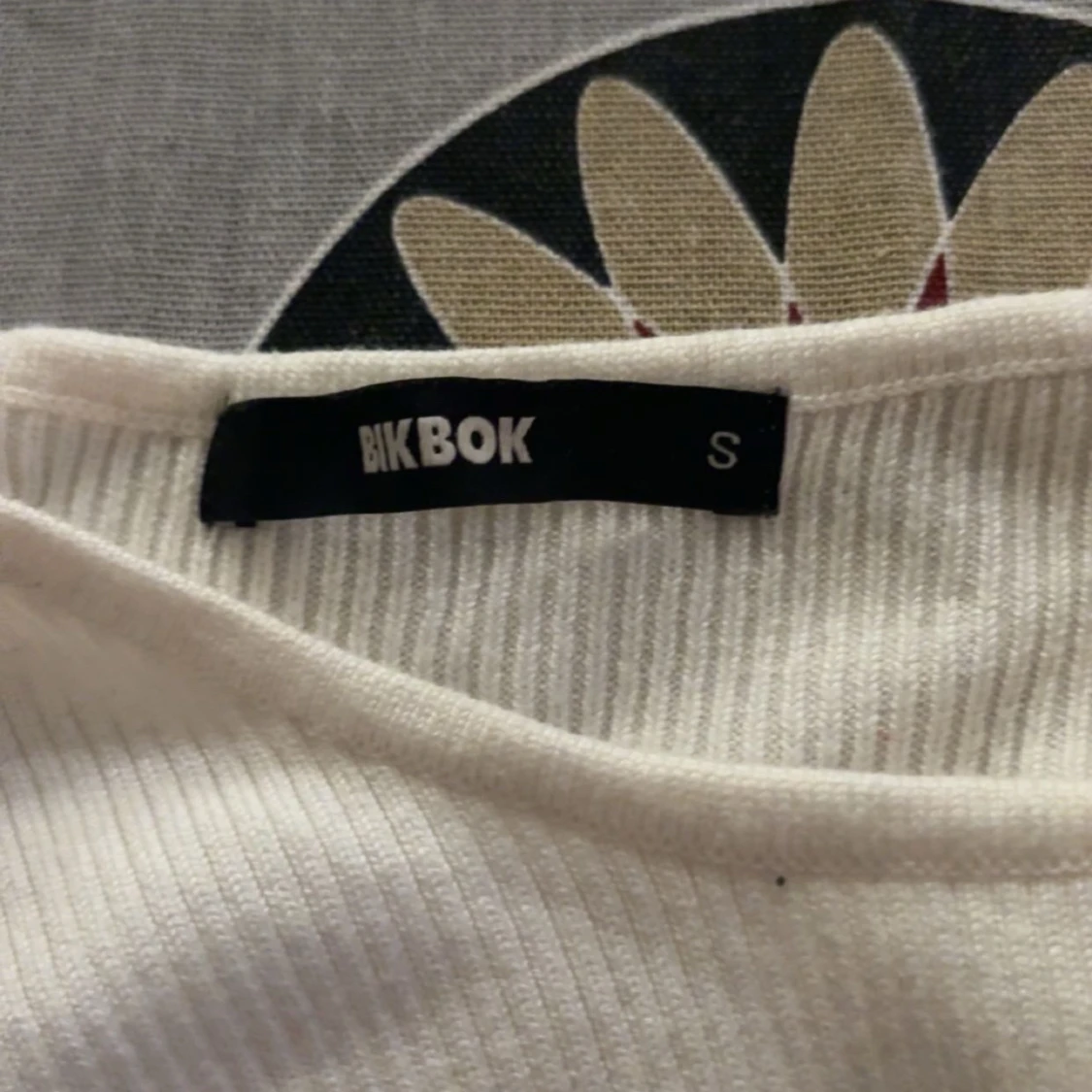 Vit ribbad topp från Bik Bok