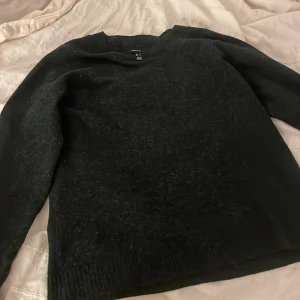 Svart tröja från Vero Moda -  Köpte från vero Moda Jättefin mörkgrön Stickad Tröja. Skriv privata mina frågor❤️🫶