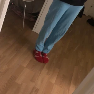 Blå mjukisbyxor - Säljer ett par bekväma blå mjukisbyxor. Perfekta för en avslappnad dag hemma. Byxorna har en loose passform och är tillverkade i ett mjukt material.