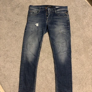 Replay jeans - Säljer min killes jeans från replay i storlek 30/32. Jeansen har en sliten design.skriv vid funderingar!🤍