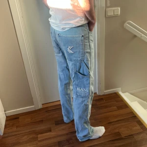 Ljusblå Karl Kani Jeans   - Super snygga ljusblå jeans från Karl Kani. I storlek M!⭐️🤩