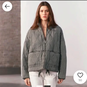 Grå quiltad jacka - Snygg grå jacka med dragkedja. Jackan har en avslappnad passform. Jättebra skick har inte använt så många gånger 🩷