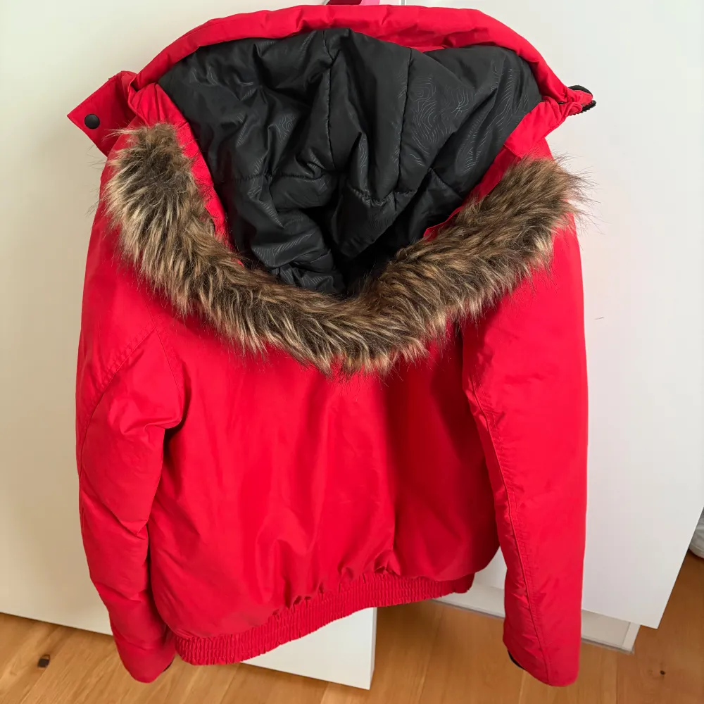 Jätte varm röd Everest vinterjacka i storlek Xs men passar även S. Inga defekter och mycket bra skick. Har flera fickor och päls runt luvan. Perfekt för kall väder. . Takit.