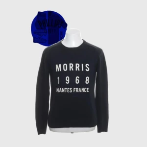 Svart tröja från Morris - Snygg svart tröja från Morris storlek S med texten 'Morris 1968 Nantes France' i vitt på framsidan. Tröjan är i bra skicka utan några synliga defekter