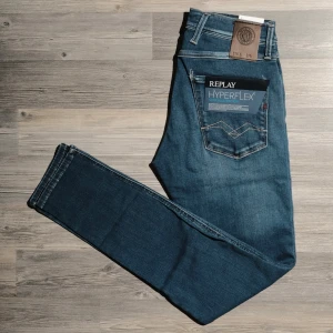 Blåa Replay Anbass Jeans  - Säljer nu dessa riktigt snygga Replay Jeansen. Modellen på jeansen är anbass. Helt nya med taggar, aldrig använda. Storlek 28/32. Medföljer  påse och allting. Nypris 1600-1800kr, mitt pris endast 599kr🤝. Hör av dig om du undrar något eller vill ha fler bilder! 