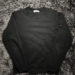 Stone Island Sweater - Svart Stone Island Sweater  | Skick 10/10 | 💯 Äkta | Storlek  passar XL | Lappen på insidan är bort klippt | Skicka frågor vid funderingar om plagget | Köpare står för frakten 