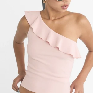 Fest topp - Rosa off shoulder topp med volang💞💞 Söt till fest eller vardag. Har lappen kvar