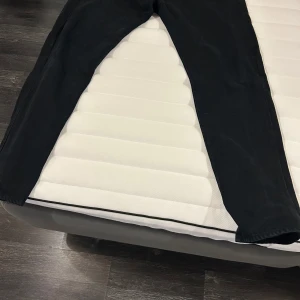 Svarta Levi's 501 jeans - Säljer ett par klassiska svarta Levi's 501 jeans. De har en rak passform och är tillverkade i slitstarkt denim. Perfekta för en stilren look.