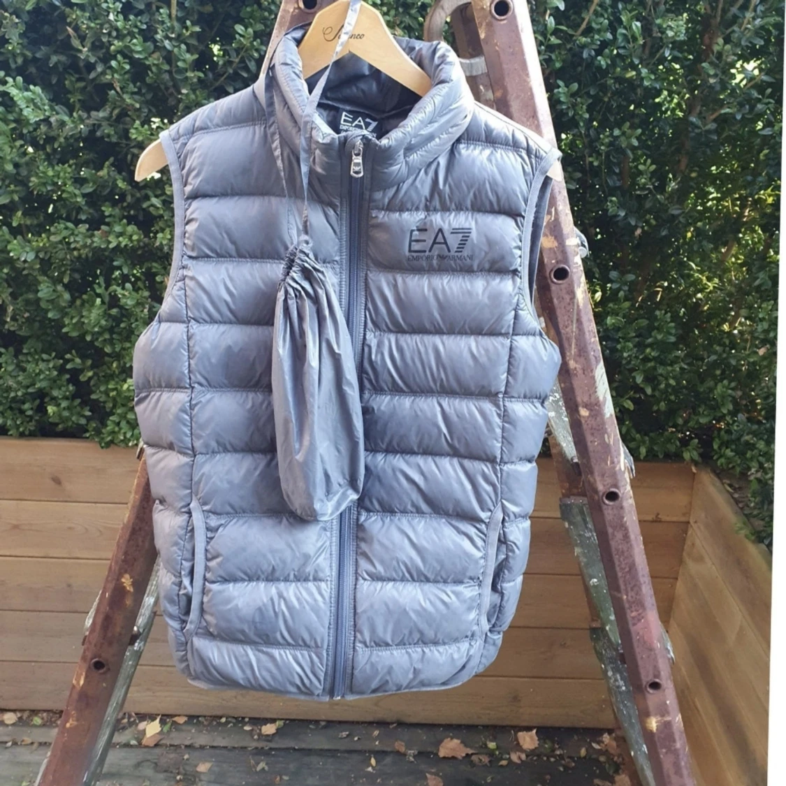 Grå dunväst från Emporio Armani