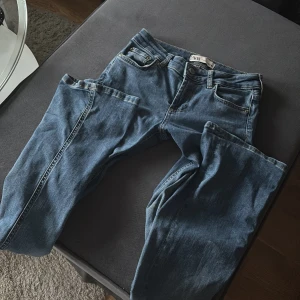 Lowwaist bootcut jeans  - Ett par väldigt fina bootcut jeans från zara i strl 32 som nu tyvärr blivit för små för mig! 