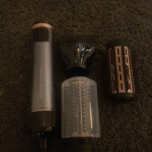 Hårstyler  - Säljer en hårstyler från Remington med flera tillbehör. Inkluderar en blå enhet med olika borsthuvuden för styling. Perfekt för att skapa olika frisyrer med lätthet!! Säljer pga att den inte kommer till användning!