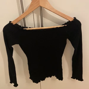 Svart Axel tröja - Axel tröja men lite volanger, ganska bra skicka