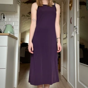 Mörklila klänning - Fin lila klänning med detaljer i sammet upptill. I bra skick!