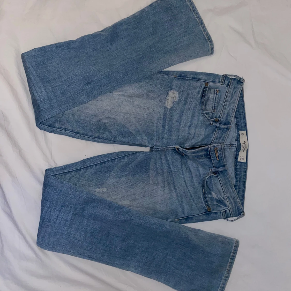 Skitsnygga Blå jeans med slitningar - 2