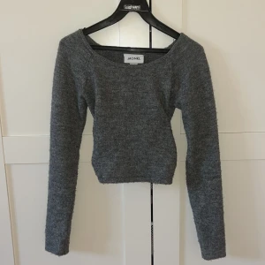 Grå tröja från Monki - Säljer en stilren grå tröja från Monki. Den är långärmad och har en enkel design som passar perfekt till vardags. Tröjan är i en mjuk och bekväm kvalitet. Jag har använt den 3 gånger men säljer eftersom att jag aldrig använder den🥂💞 Köpte den för 300kr men säljer för 150-200!! Priset kan diskuteras 💞💞Tvättar såklart innan den skickas