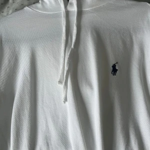 Vit hoodie från Ralph Lauren - Säljer en stilren vit hoodie från Ralph Lauren. Tröjan är aldrig använd där av skick 10/10. Det är bara att höra av sig vid minsta fundering. Kan gå ner i pris vid snabb affär  
