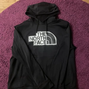 Svart hoodie från The North Face - Säljer nu min north face hoodie då jag bytt stil den är i fint skick och är lika fin nu som när den köptes.