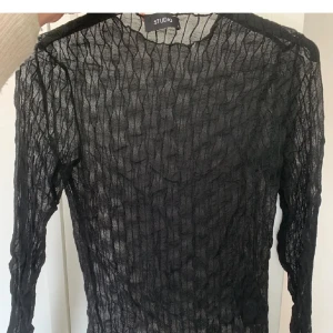 fest topp - Snygg svart transparent topp från Studio med långärmad design. Perfekt till fest och vardag nypris 450 kr , tröjan passar mig som har storlek xs men även S