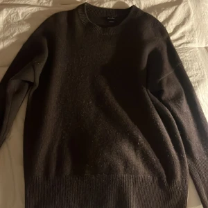 Brun ulltröja från Massimo Dutti - Säljer en stilren brun tröja från Massimo Dutti i kasmire. Tröjan har en klassisk rund hals och långa ärmar med ribbade muddar. Perfekt för kyliga dagar och enkel att matcha med olika outfits.