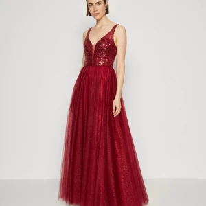 Vinröd glittrig långklänning - Säljer min fina balklänning som jag endast använt en gång med fantastisk vinröd långklänning med glittriga detaljer och djup v-ringning. Klänningen har en ärmlös design och en elegant öppen rygg.  En perfekt balklänning, en klänning som får mycket komplimanger och blickar!✨