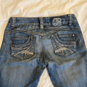 Snygga jeans från crafted - En par lågmidjade slim/bootcut jeans men skit snygga fickor. Midjemått 37 cm rakt över och innerbenslängden 79 cm❤️Fint skick inga fläckar. 