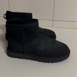 Svarta UGGs - man - Säljer ett par svarta UGG boots - man skor!