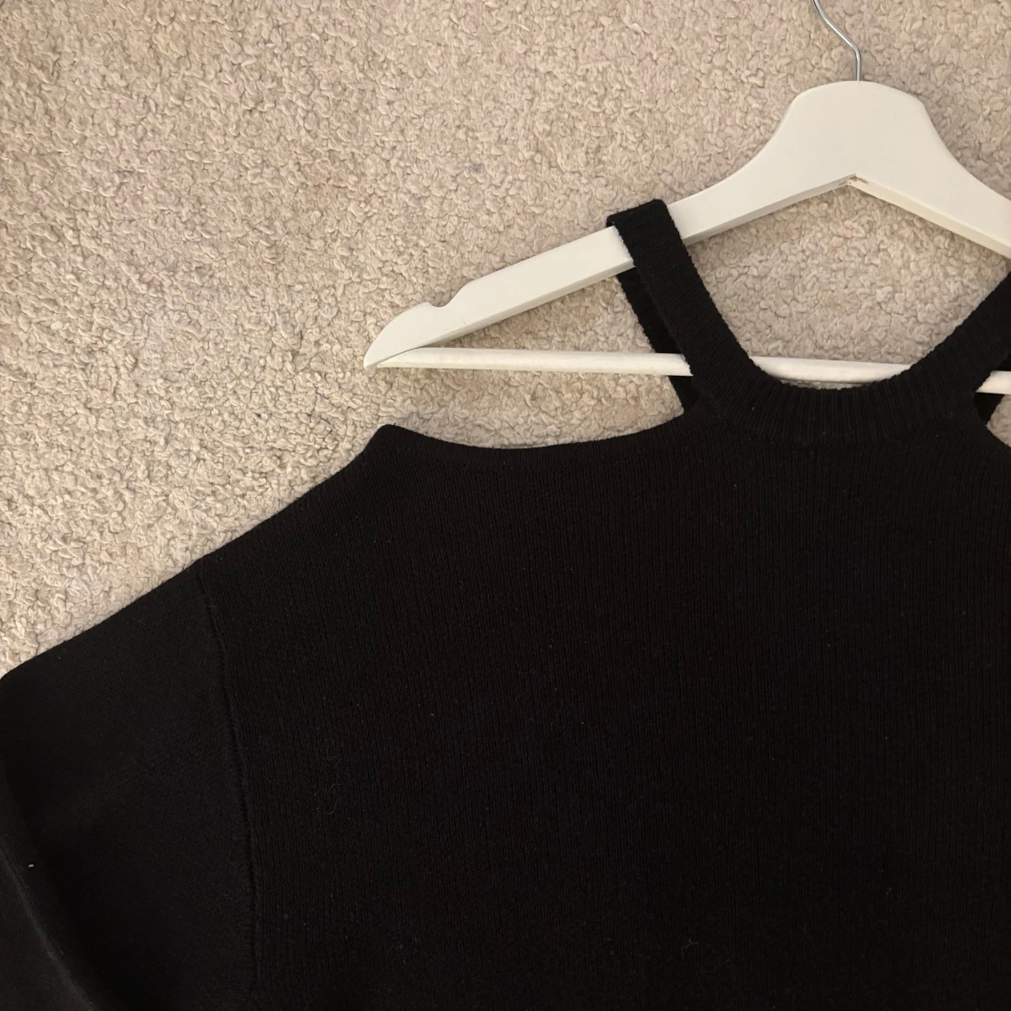 Svart croppad tröja med axelband - 1