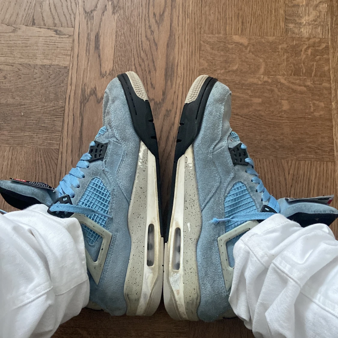 Nike Air Jordans i ljusblå mocka, lite smutsiga och en ganska ned tryckt sula, inget problem med dom annars.